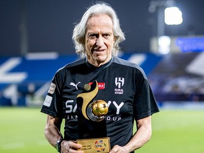 البرتغالي جورجي جيسوس يحمل جائزة أفضل مدرب في دوري روشن السعودي 2023-24 - 29 مايو 2024 - X/SPL