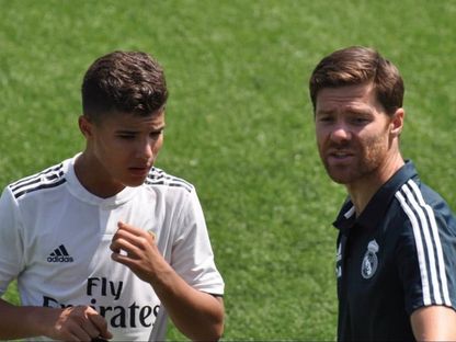المغربي يوسف لخديم "يوسي" خلال العمل تحت قيادة تشابي ألونسو في قطاع الناشئين بريال مدريد - 9 يونيو 2025 - x@FabricaMadrid