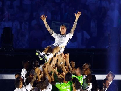 توني كروس محمولاً من طرف لاعبي ريال مدريد ليلة وداعيته الأخيرة في سانتياغو برنابيو - 2 يونيو 2024 - Reuters