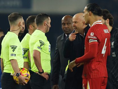 مدرب ليفربول آرني سلوت يحتجّ على الحكم مايكل أوليفر قبل طرده بعد مباراة ضد إيفرتون - 12 فبراير 2025 - Reuters