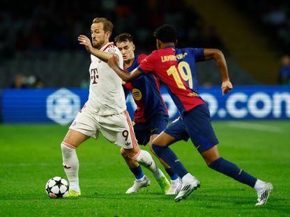 هاري كين في صراع على الكرة مع لامين يامال في مواجهة بايرن ميونيخ وبرشلونة بدوري أبطال أوروبا - 23 أكتوبر 2024 - Reuters