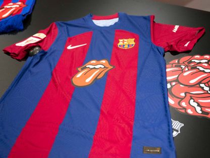 قميص برشلونة لموسم 2023-2024 داخل المتجر الرسمي للنادي - AFP