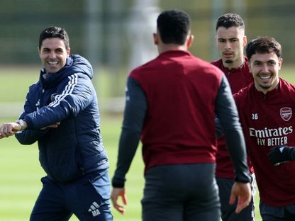 ميكيل أرتيتا مدرب أرسنال في حصة تدريبية مع لاعبيه قبل مواجهة باير ليفركوزن في ذهاب ثمن نهائي دوري أبطال أوروبا - 10 مارس 2026 - Reuters