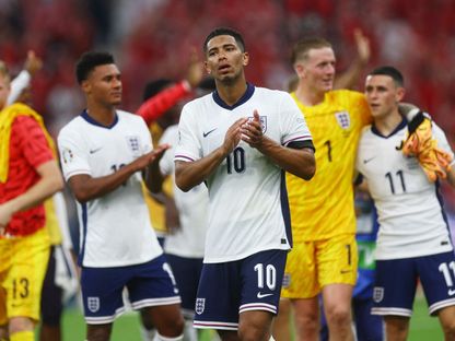 جود بيلينغهام يصفق للجماهير بعد نهاية مباراة إنجلترا والدانمارك في بطولة أوروبا - 20 يونيو 2024 - REUTERS