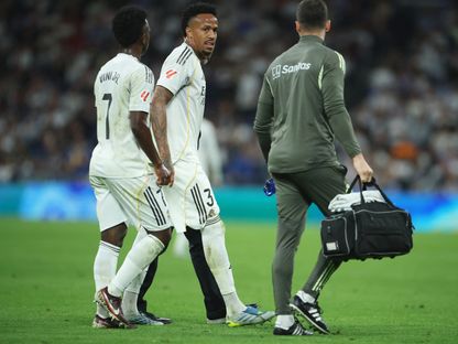 إيدر ميليتاو لدى استبداله بعد إصابته خلال مباراة بين ريال مدريد وألافيس - 21 أبريل 2026 - REUTERS