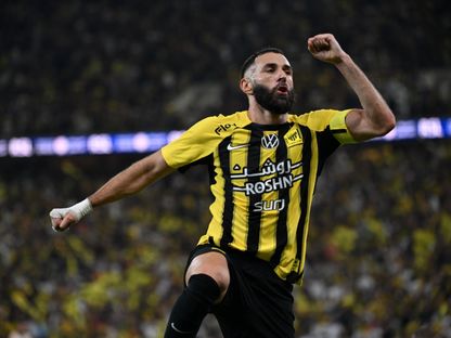 كريم بنزيما نجم الاتحاد يحتفل بتسجيل هدف في مرمى الشباب بدوري روشن السعودي - 22 يناير 2025 - X/@aawsat_spt