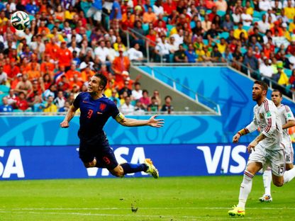 روبن فان بيرسي مهاجم هولندا في طريقه للتسجيل في مرمى إسبانيا في كأس العالم 2014 - 12 يوليو 2014 - Reuters