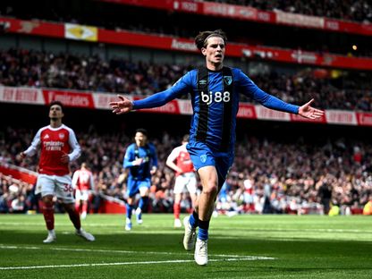 أليكس سكوت لاعب بورنموث يحتفل بهدفه في مرمى أرسنال في الدوري الإنجليزي - 11 أبريل 2026 - Reuters
