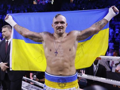 الملاكم الأوكراني أولسكندر أوسيك يحتفل بفوزه أمام البريطاني أنتوني جوشوا خلال "نزال البحر الأحمر" في جدة - 21 أغسطس 2022 - Reuters