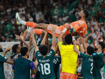 لاعبون سعوديون يحملون الحارس محمد العويس بعد التأهل إلى نهائي "خليجي 27" إثر الفوز بركلات الترجيح على قطر في نصف النهائي - 3 أكتوبر 2026 - REUTERS