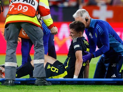 الطاقم الطبي يُخرج كيران تيرني خارج الملعب بعد إصابته في مواجهة اسكتلندا وسويسرا في "يورو 2024" - 19 يونيو 2024 - Reuters