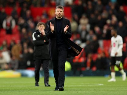 مدرب مانشستر يونايتد مايكل كاريك يحيي الجماهير عقب مباراة بورنموث في الدوري الإنجليزي الممتاز - 25 أكتوبر 2026 - Reuters