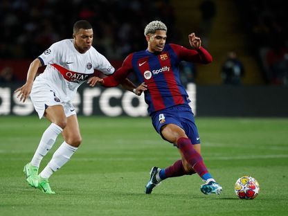 رونالد أراخو مدافع برشلونة في صراع على الكرة مع كيليان مبابي نجم باريس سان جيرمان - 16 أبريل 2024 - Reuters