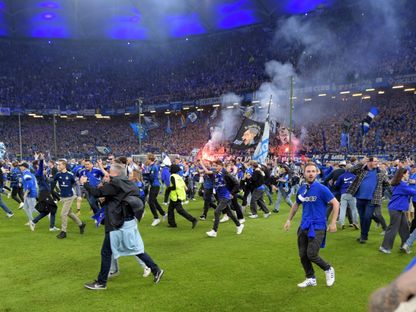 جمهور هامبورغ يحتفل بالعودة إلى دوري الدرجة الأولى الألماني - 10 مايو 2025 - Reuters