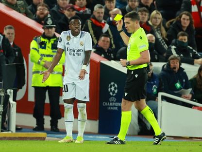 الحكم كوفاتش يشهر البطاقة الصفراء لفينيسيوس لاعب ريال مدريد أمام ليفربول - 21 فبراير 2023 - Reuters