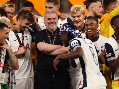 أنجي بوستيكوغلو مدرب توتنهام يتوسط لاعبيه خلال الاحتفالات بلقب الدوري الأوروبي - 22 مايو 2025 - REUTERS