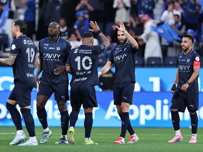 احتفال لاعبين من الهلال بتسجيل هدف في مرمى الاتحاد بالدوري السعودي - 21 فبراير 2026 - Reuters