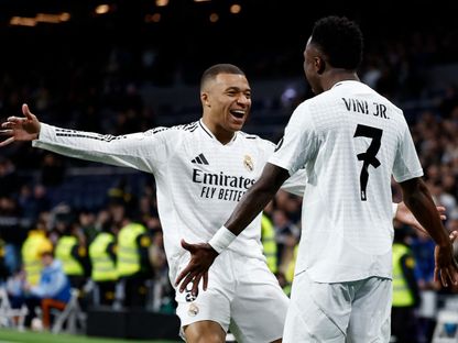 كيليان مبابي مهاجم ريال مدريد يحتفل بهدف فينيسيوس جونيور أمام سيلتا فيغو في كأس ملك إسبانيا - 16 يناير 2025 - Reuters