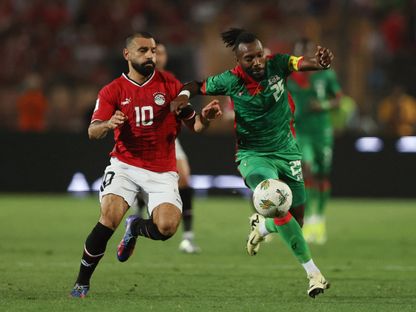 محمد صلاح في صراع على الكرة مع ستيف ياغو خلال مباراة بين مصر وبوركينا فاسو في تصفيات كأس العالم - 6 يونيو 2024 - Reuters