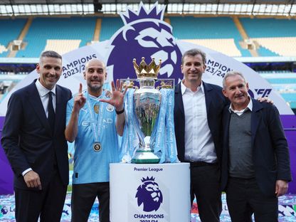 مدرب مانشستر سيتي بيب غوارديولا يحتفل بلقب الدوري الإنجليزي الممتاز مع رئيس مجلس الإدارة خلدون المبارك والرئيس التنفيذي فيرّان سوريانو ومدير كرة القدم تشيكي بيغيريشتاين - 19 مايو 2024 - Reuters