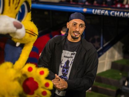 مهاجم برشلونة رافينيا في الملعب قبل مواجهة برشلونة وأولمبياكوس في دوري أبطال أوروبا - 21 أكتوبر 2025 - X/@FCBarcelona