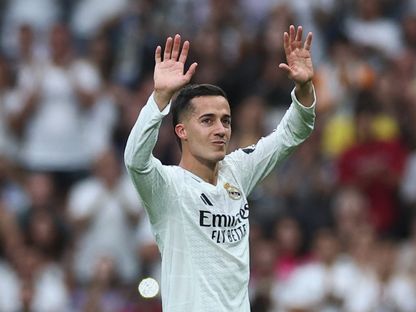لوكاس فاسكيز يودع جمهور ريال مدريد في آخر مباراة له في سنتياغو برنابيو - 24 مايو 2025 - Reuters