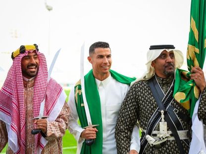 الأسطورة كريستيانو رونالدو يؤدي العرضة السعودية احتفالاً ⁧‫بيوم التأسيس - 22 فبراير 2023  - Twitter/@AlNassrFC 
