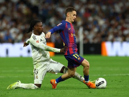 كامافينغا لاعب ريال مدريد خلال مواجهة مارك كاسادو لاعب برشلونة - 26 أكتوبر 2025 - Reuters