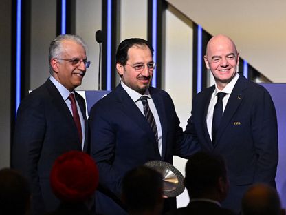 الرئيس السابق للاتحاد السعودي لكرة القدم ياسر المسحل متوسّطاً رئيس 'فيفا' جياني إنفانتينو ورئيس الاتحاد الآسيوي الشيخ سلمان بن إبراهيم آل خليفة خلال مؤتمر 'فيفا' في فانكوفر - 28 أبريل 2026 - REUTERS