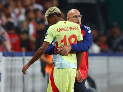 مدرب إسبانيا لويس دي لا فوينتي ولامين يامال بعد استبداله خلال مواجهة تركيا في تصفيات كأس العالم 2026 - 7 سبتمبر 2025 - REUTERS