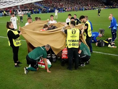 إسعاف بارناباس فارغا لاعب المجر بعد تعرضه لإصابة خطيرة في الرأس خلال مواجهة اسكتلندا في بطولة أوروبا - 23 يونيو 2024 - Reuters