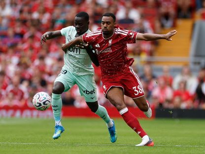 بابي كابرال لاعب موناكو في صراع مع ريان غرافنبيرخ لاعب ليفربول في لقاء ودي - 9 أغسطس 2026 - Reuters
