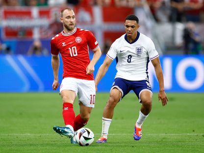 ترينت ألكسندر أرنولد لاعب إنجلترا يضغط لانتزاع الكرة من كرستيان إريكسن لاعب الدنمارك خلال مواجهة المنتخبين في بطولة أوروبا - 20 يونيو 2024 - REUTERS