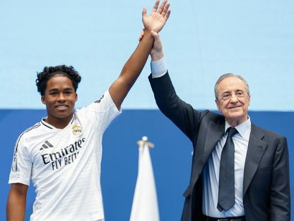 فلورنتينو بيريز رئيس ريال مدريد مع البرازيلي إندريك خلال مؤتمر تقديمه كلاعب جديد في صفوف النادي - 27 يوليو 2024 - FACEBOOK/RealMadrid