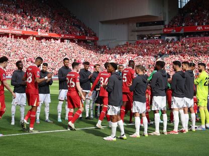 أرسنال يقوم بممر شرفي للاعبي ليفربول في قمة الجولة 36 من الدوري الإنجليزي 11-5-2025 - Reuters
