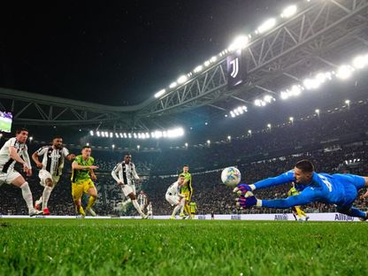 حارس ساسولو أريغانيك موريش يتصدى لفرصة أركاديوش ميليك مهاجم يوفنتوس - 21 مارس 2026 - Reuters