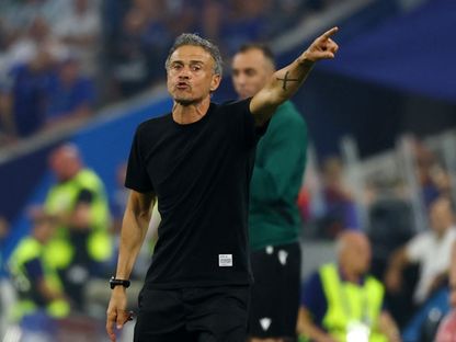 لويس إنريكي مدرب باريس سان جيرمان يوجه النصائح للاعبيه خلال مباراة إنتر ميلان بنهائي دوري أبطال أوروبا - 31 مايو 2025 - Reuters