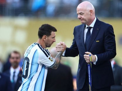 لاعب منتخب الأرجنتين ليونيل ميسي يصافح رئيس الاتحاد الدولي لكرة القدم جياني إنفانتينو أثناء تسلمه ميدالية المركز الثاني بعد نهائي كأس العالم 2026 - 19 يوليو 2026 - Reuters