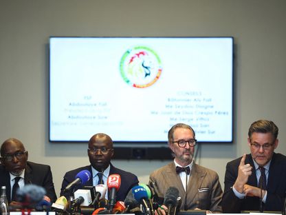 رئيس الاتحاد السنغالي لكرة القدم عبد الله فال (الثاني من اليسار) خلال مؤتمر صحافي في باريس - 26 مارس 2026 - REUTERS