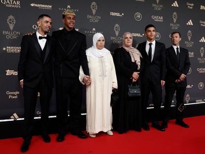 لامين يامال ووالده منير نصراوي وجدته فاطمة أثناء حضور حفل الكرة الذهبية في باريس - 22 سبتمبر 2025 - Reuters