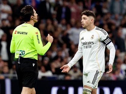 فيديريكو فالفيردي يناقش الحكم خوسيه لويس مونويرا بعد طرده في مباراة ريال مدريد وأتلتيكو مدريد بالدوري الإسباني - 22 مارس 2026 - Reuters