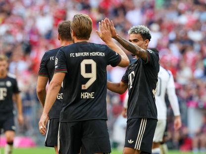 هاري كين مهاجم بايرن ميونيخ يحتفل مع زميله لويس دياز بهدفه في مرمى توتنهام - 7 أغسطس 2025 - X/@FCBayern