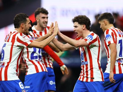 خوليان ألفاريز (إلى اليمين) لاعب أتلتيكو مدريد يحتفل بهدفه أمام برشلونة في كأس ملك إسبانيا - 12 فبراير 2026 - Reuters