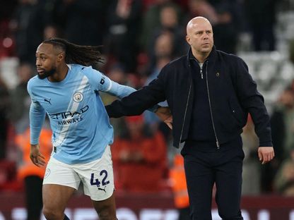 مدرب ليفربول أرني سلوت مع جناح مانشستر سيتي أنطوان سيمينيو في قمة الدوري الإنجليزي - 8 فبراير 2026 - Reuters