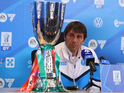 مدرب نابولي أنطونيو كونتي مع كأس السوبر الإيطالي خلال مؤتمر صحافي قبل النهائي ضد بولونيا في الرياض - 21 ديسمبر 2025 - REUTERS