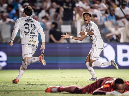 بنجامين رولهايسر  لاعب سانتوس يحتفل بهدف الفوز ضد بالميراس - 15 نوفمبر 2025 - X/@SantosFC