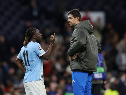 تيبو كورتوا حارس ريال مدريد يتحدث مع مواطنه البلجيكي جيريمي دوكو جناح مانشستر سيتي - 17 مارس 2026 - Reuters