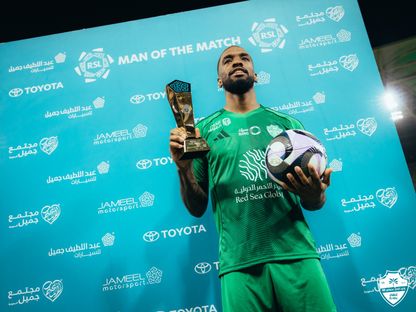 إيفان توني لاعب الأهلي يحتفل بجائزة أفضل لاعب في مباراة الخليج بالدوري السعودي - 20 يناير 2026 - X/@ALAHLI_FC