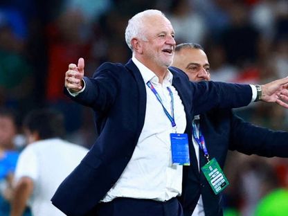 مدرب منتخب العراق غراهام أرنولد اثناء الاحتفال بالتأهل لكأس العالم 2026 - Reuters