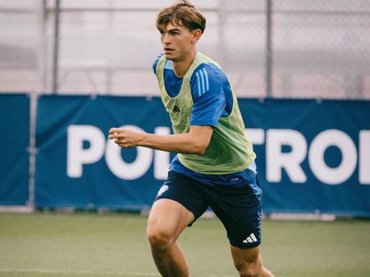 نيكو باز خلال تدريب لكومو - 8 مايو 2025 - X/@Como_1907